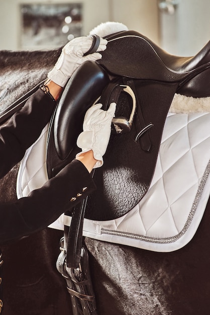 Jockey de femme avec son cheval