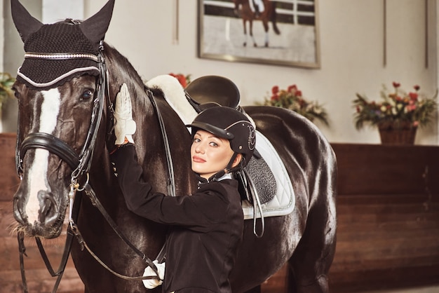 Jockey de femme avec son cheval