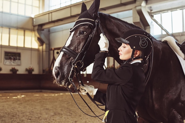 Jockey de femme avec son cheval