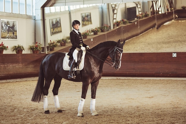 Jockey de femme avec son cheval