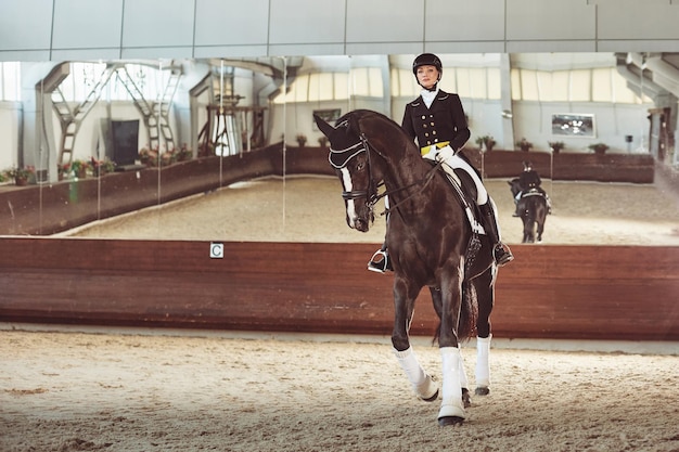 Jockey de femme avec son cheval