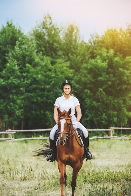 Jockey de fille montant un cheval