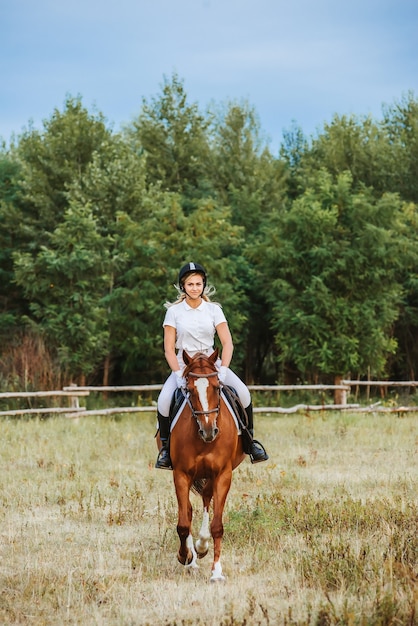 Jockey de fille montant un cheval