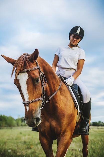 Jockey de fille montant un cheval