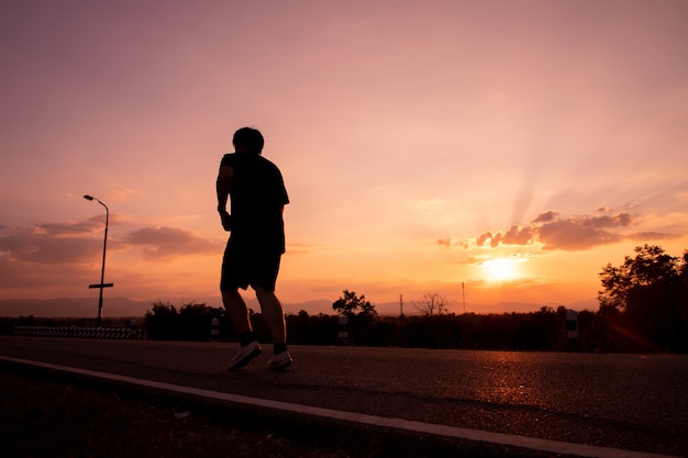 jogger au coucher du soleil, espace copie, ciel du soir.