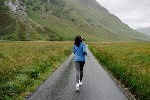 Jogger féminin dans les hautes terres