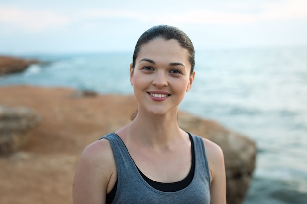 Jogger féminin souriant au coucher du soleil