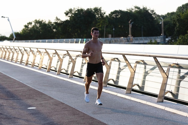 Jogger homme athlétique avec torse musclé en cours d'exécution