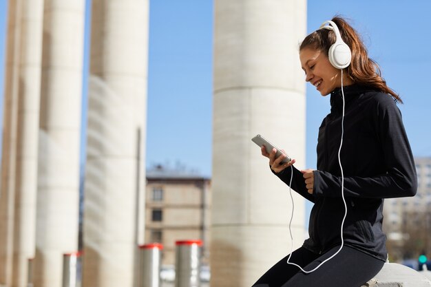 Photo jogger joyeux discutant en ligne pendant le repos