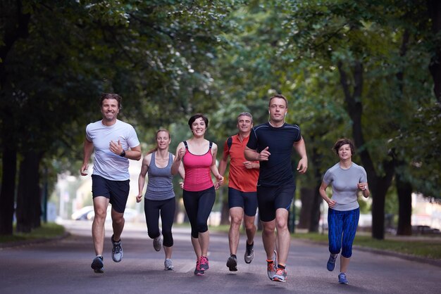 jogging de groupe de personnes, équipe de coureurs à l'entraînement du matin