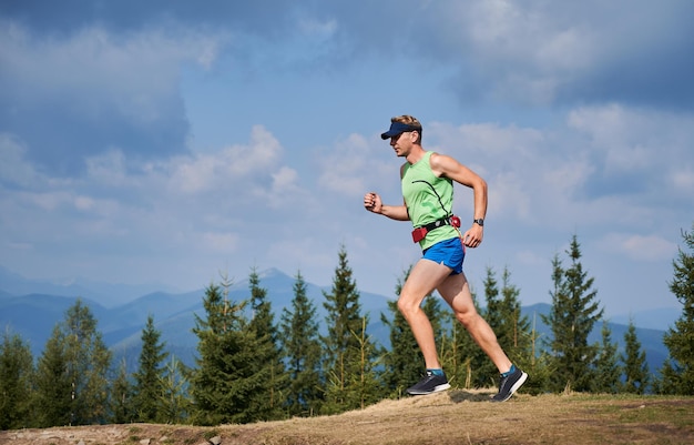 Jogging sur les sentiers herbeux des collines de montagne