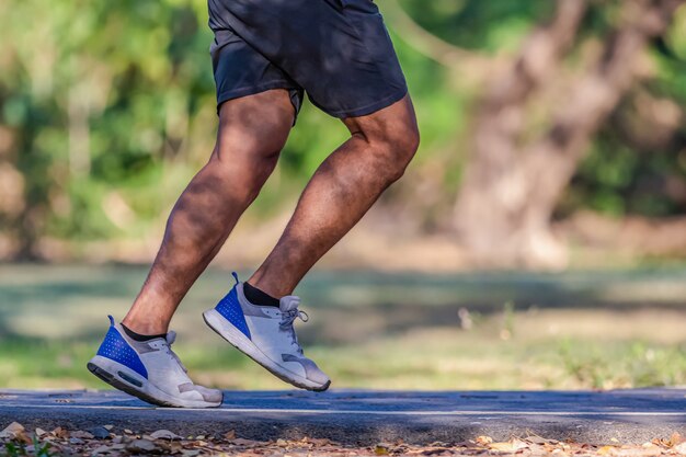 Jogging en soirée sur le parc public