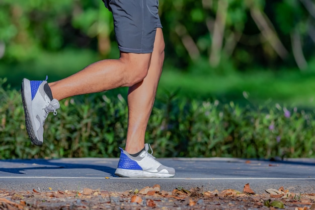 Jogging en soirée sur le parc public