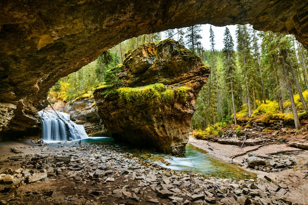 Johnston Canyon Falls dans le parc national Banff, Alberta, Canada