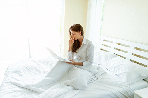 Photo la joie d'une nuit entière de sommeil la santé fraîche d'une belle femme chaque matin