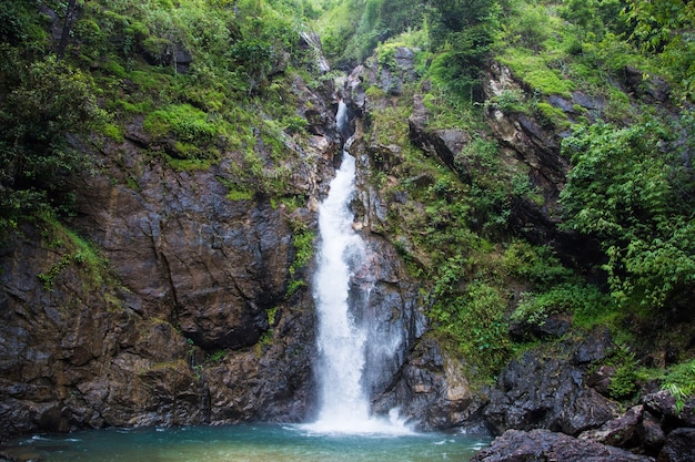 Jok Ka Din cascade Thong Parc national de Pha Phum Thaïlande