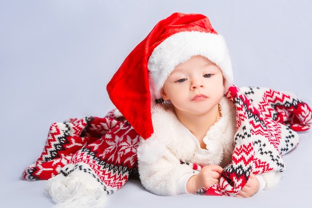 Joli bébé en bonnet rouge