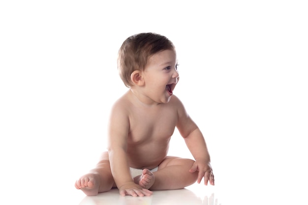 Joli bébé en couche regardant la caméra isolée sur fond blanc