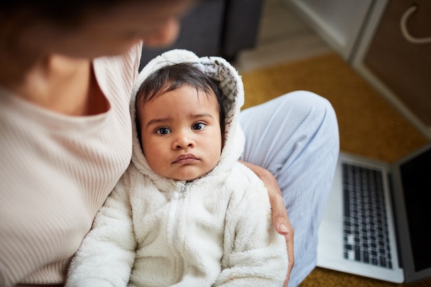 Joli bébé dormant sur les mains de la mère