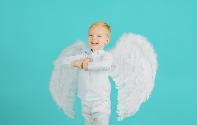 Joli bébé enfant avec des ailes d'ange isolé sur bleu