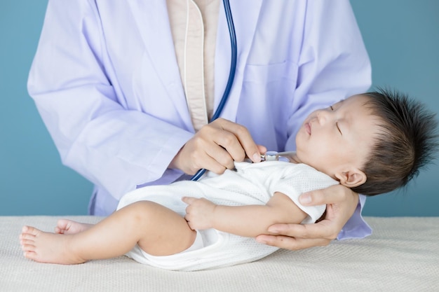 Joli bébé examiné par une femme médecin