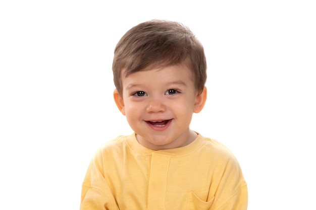 Joli bébé heureux avec un t-shirt jaune