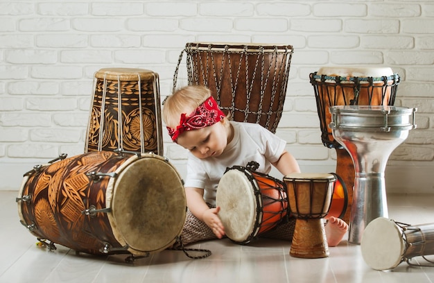 Joli bébé jouant de la batterie