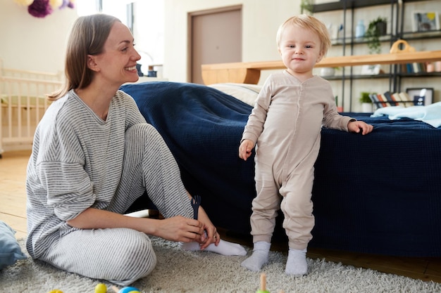 Joli bébé jouant avec maman