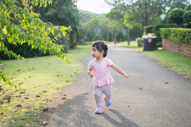 Joli bébé qui court dans un jardin