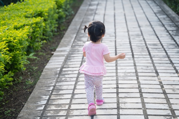 Joli bébé qui court dans un jardin