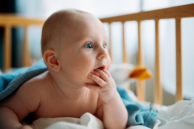 Joli bébé rampant aux yeux bleus