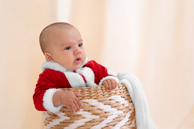 Joli bébé vêtu de vêtements de père noël