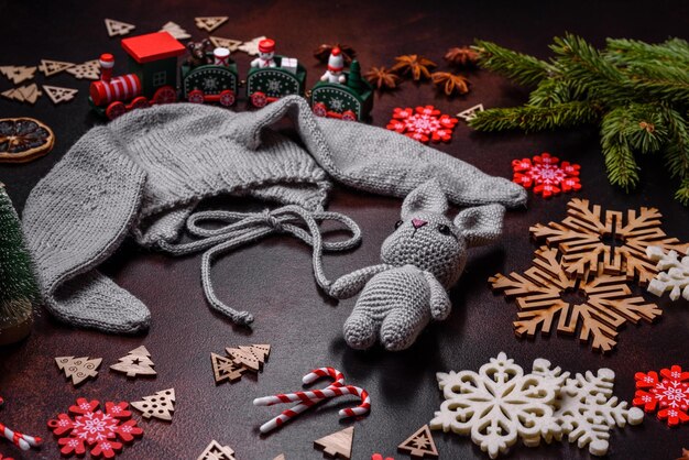 Joli bonnet gris tricoté avec des oreilles pour un petit bébé