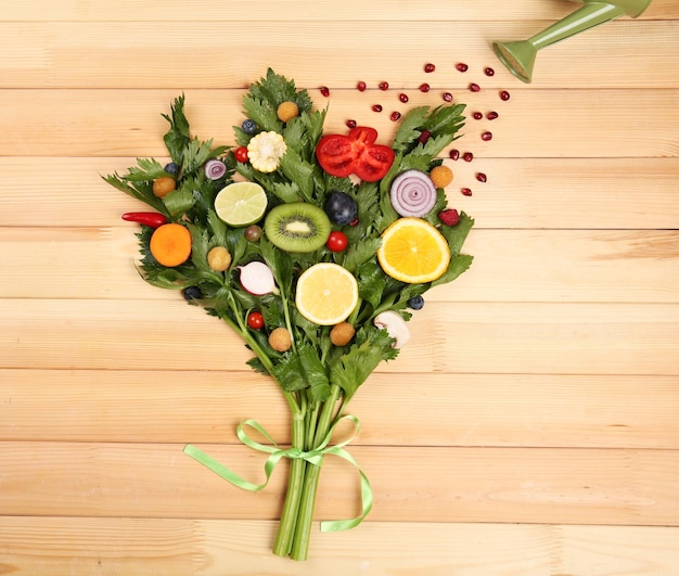 Joli bouquet coloré de légumes tranchés sur fond de bois