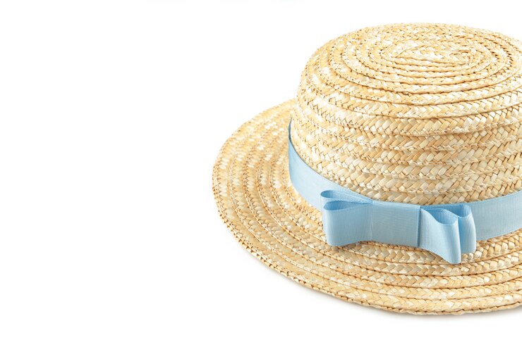 Joli chapeau de paille avec ruban bleu isolé sur surface blanche