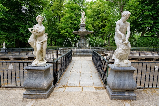 Joli coin de parc public avec fontaine et statues romaines antiques