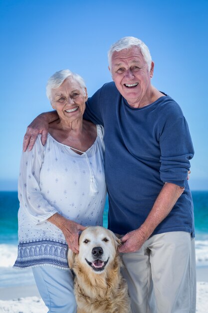 Joli couple d'âge mûr caressant leur chien