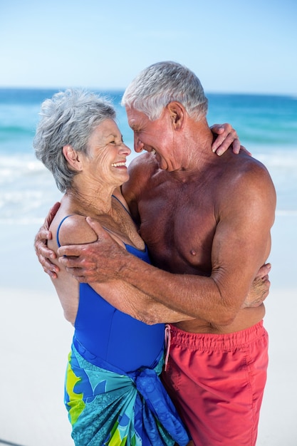 Joli couple d'âge mûr étreignant sur la plage