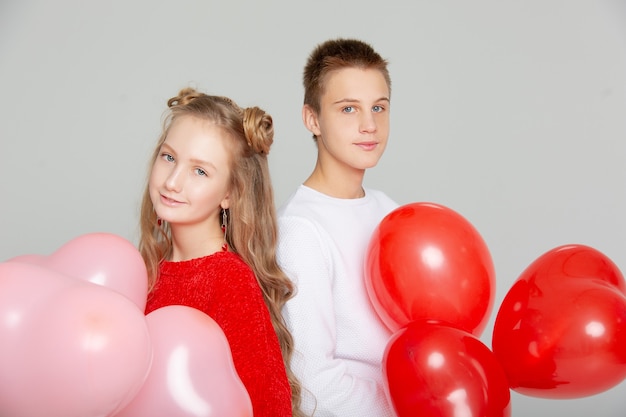 Joli couple amoureux des écoliers le jour de la Saint-Valentin