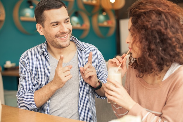 Joli couple au café