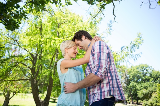 Joli couple au parc