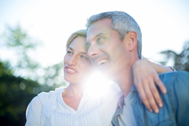 Joli couple au parc