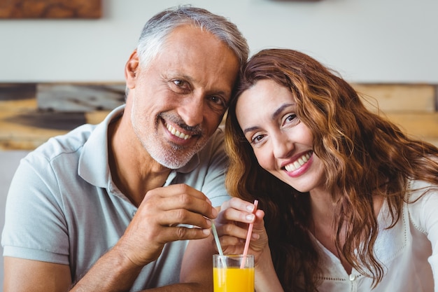 joli couple ayant un verre de jus d&#39;orange