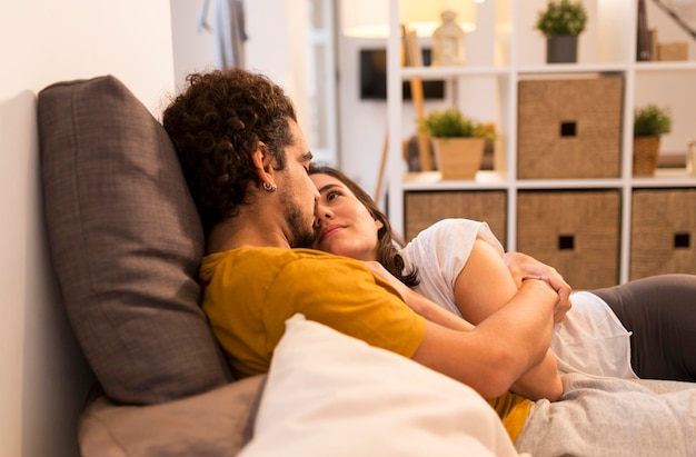 Photo joli couple câlins au lit