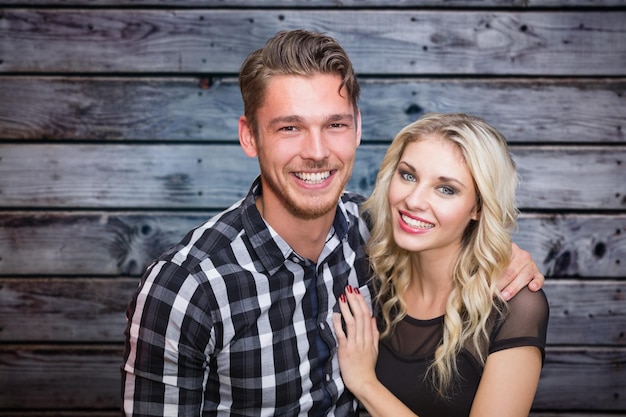 Joli couple contre des planches de bois gris