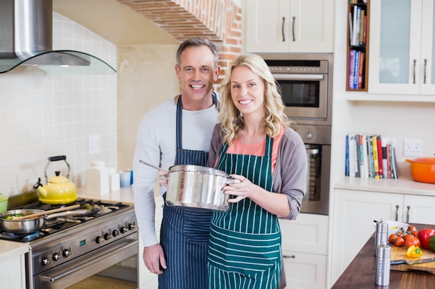 Joli couple cuisinant dans la cuisine