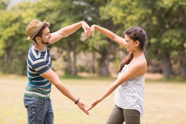 Joli couple dans le parc en forme de coeur