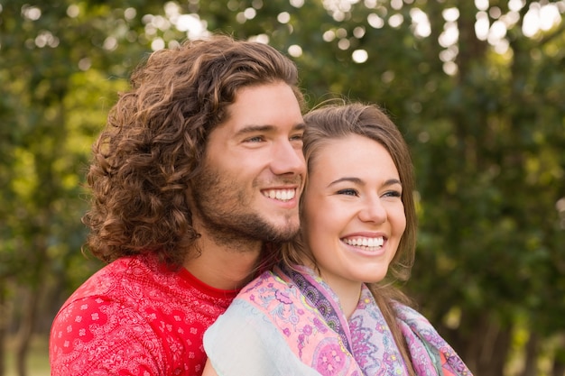 Joli couple dans le parc