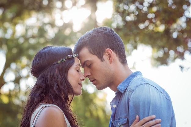 Joli couple dans le parc