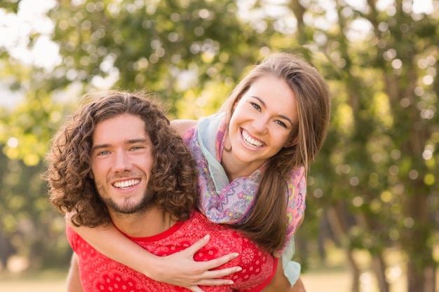 Joli couple dans le parc